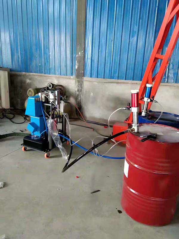 JNJX-Q1600型聚氨酯噴涂機(圖2) 聚氨酯噴涂機設備保溫施工現場