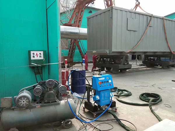 湖南聚氨酯發泡設備集裝箱移動房保溫施工(圖1) Q2600聚氨酯發泡設備應用于集裝箱移動房保溫施工
