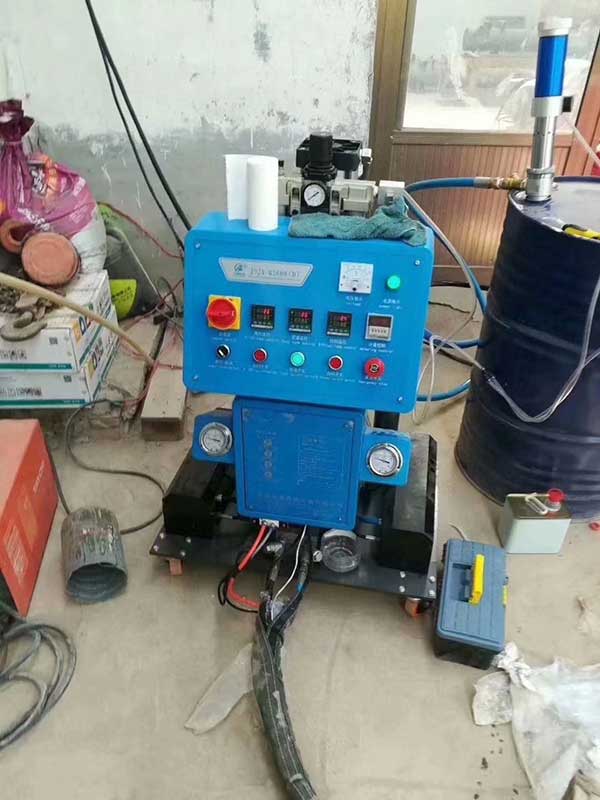 小型聚氨酯發泡機(圖1) Q2600(D)型高壓小型聚氨酯發泡機
