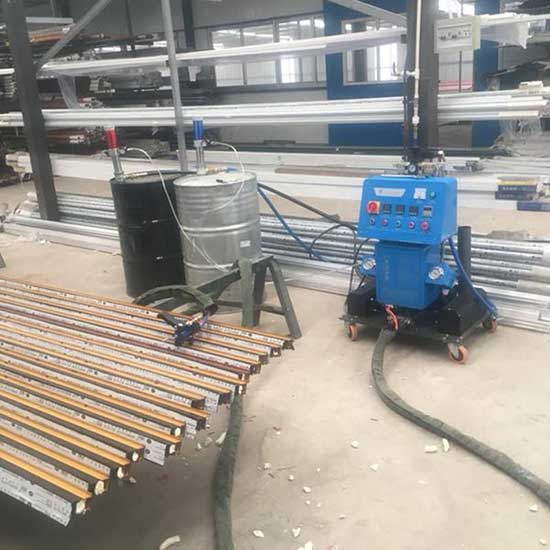 鋁型材澆注發泡機(圖1) Q2600D聚氨酯鋁型材澆注發泡機