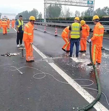 高壓注漿機哪里能買到(圖4) 高壓注漿機瀝青公路路基澆注加固